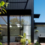 brunswick green house by dood studio